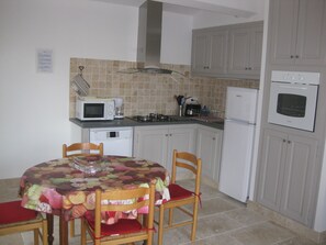 Microwave, dishwasher, coffee/tea maker, cookware/dishes/utensils