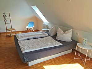 1 chambre, bureau, fer et planche à repasser, lit parapluie