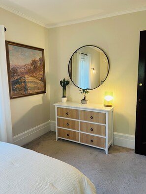 1 bedroom, desk, free WiFi, bed sheets - Newly furnished 1-bedroom apartment within a historic estate (West Orange)