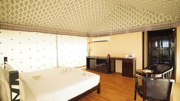 Tenda Comfort | Minibar dan seprai linen