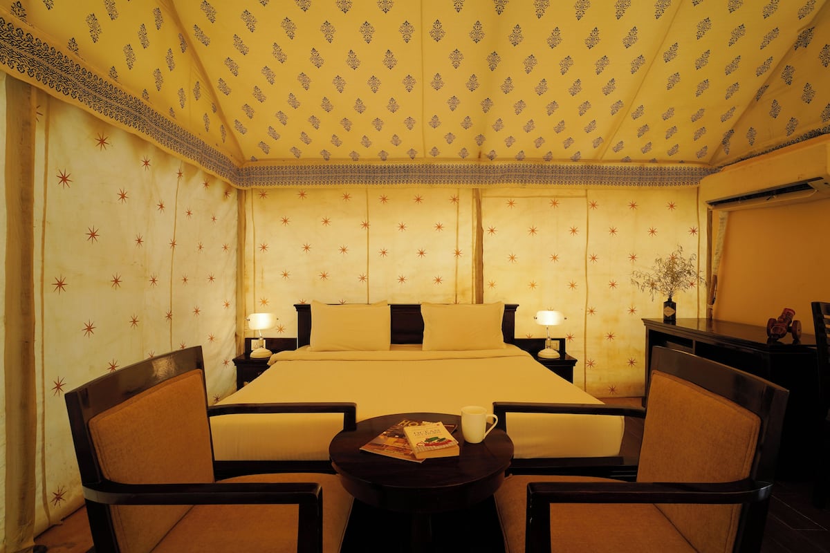 Regale Tent | Minibar, bed sheets