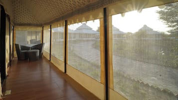 Luxury-Zelt | Wohnbereich | Fernseher