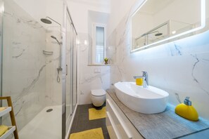 Apartment | Badezimmer | Handtücher, Seife, Shampoo