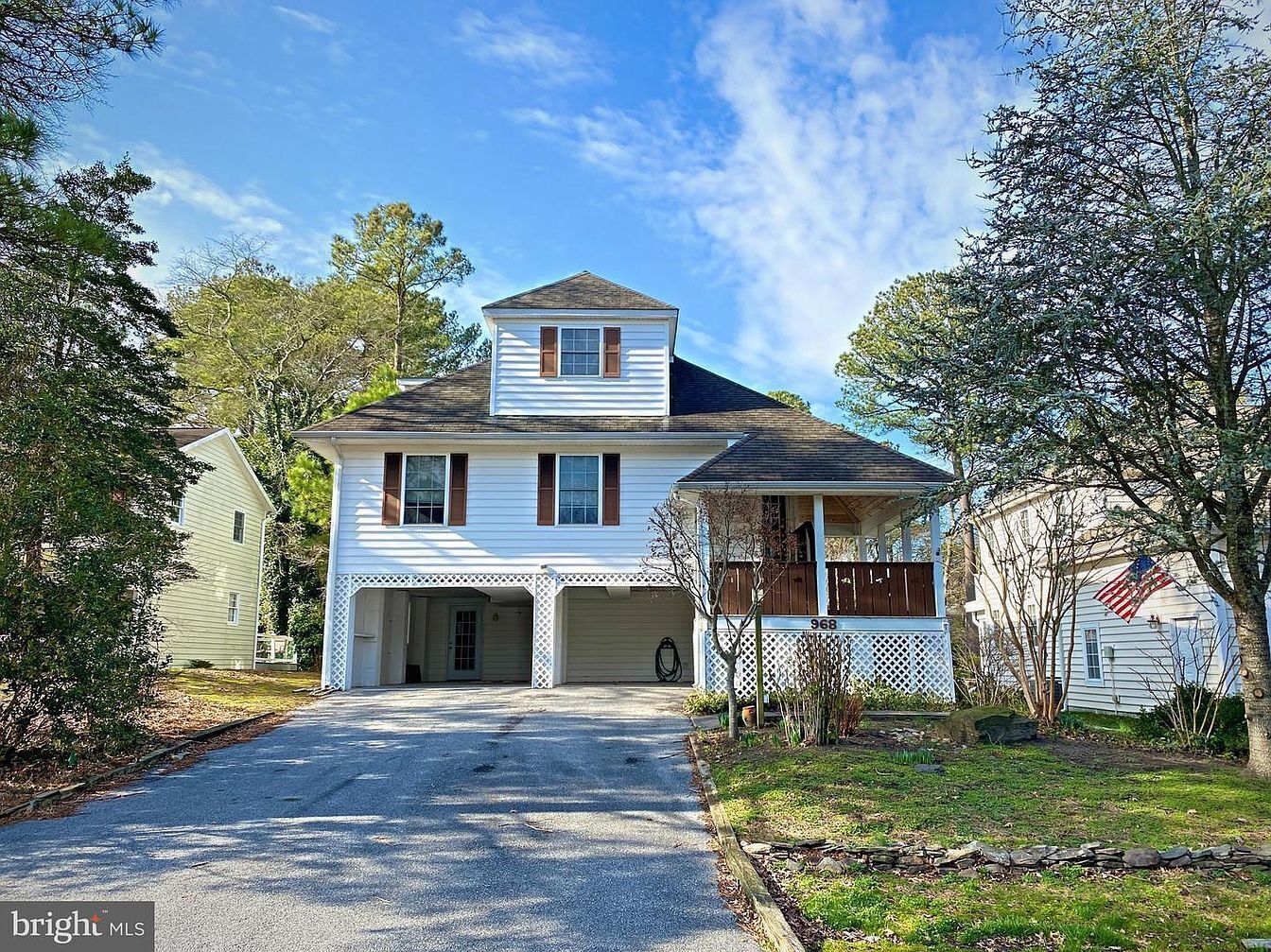 Large Bethany home private waterfront near food shops ice cream minigolf & beach