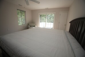 4 bedrooms, iron/ironing board, travel cot, free WiFi - Large Bethany home private waterfront near food shops ice cream minigolf & beach (Bethany Beach)