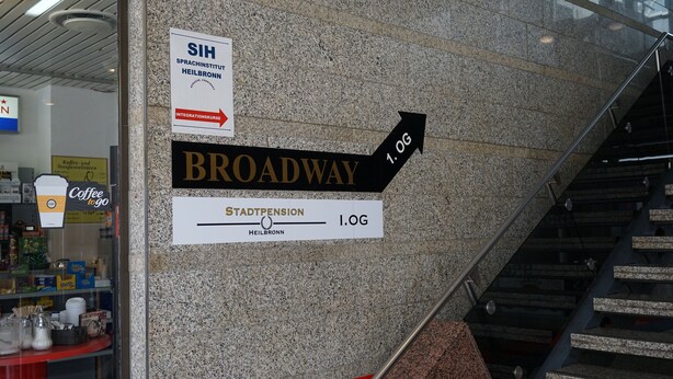 A sign indicating directions to 'Broadway' and 'Stadtpension' with an arrow pointing to the right. - Stadtpension Heilbronn (Heilbronn)