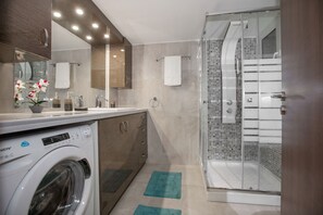 Departamento Confort | Baño | Regadera, amenidades de baño gratuitas, secadora de cabello, toallas 