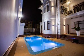 Een seizoensgebonden buitenzwembad