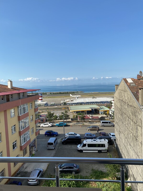 Escritorio y espacio para trabajar con laptop 