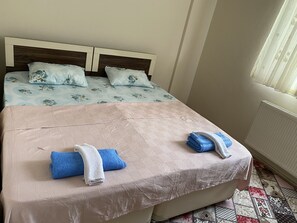 Departamento, 2 habitaciones | Escritorio y espacio para trabajar con laptop 