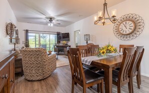 콘도, 침실 3개 | 다이닝