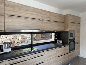 Kühlschrank, Mikrowelle, Ofen, Herdplatte