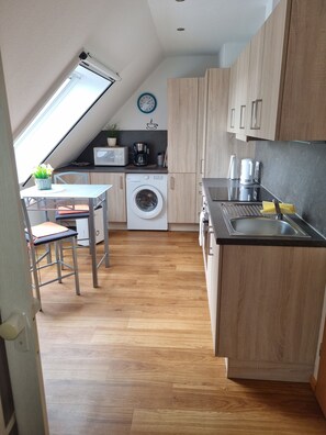 Fridge, microwave, oven, dishwasher - Ferienwohnung Smid, 25124 - Ferienwohnung Smid (Bunde)