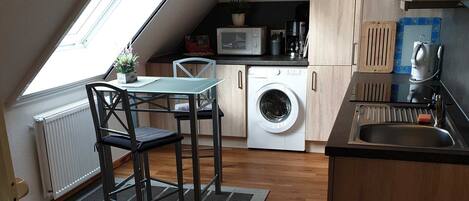 Geladeira, micro-ondas, fogão, lava-louças