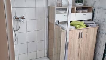 Dusche, Haartrockner, Handtücher, Toilettenpapier