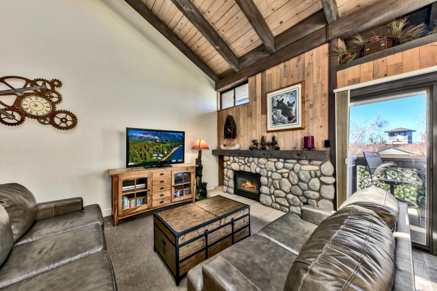 Televisie en een open haard