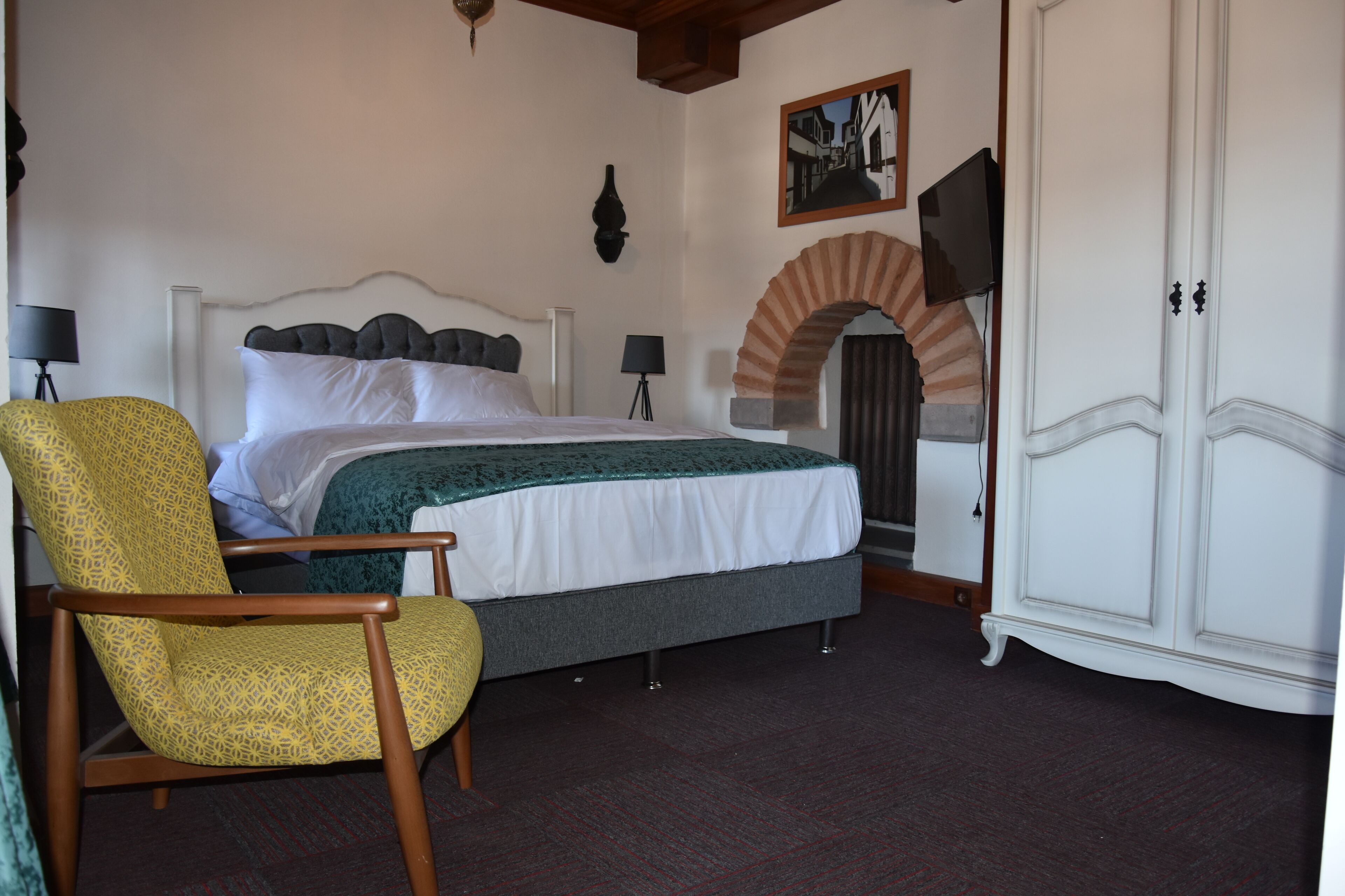 Habitación doble | Decoración personalizada, muebles diferentes y wifi gratis 