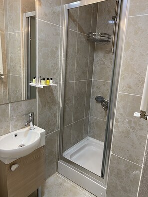 Suite | Baño | Regadera, secadora de cabello, toallas, jabón 