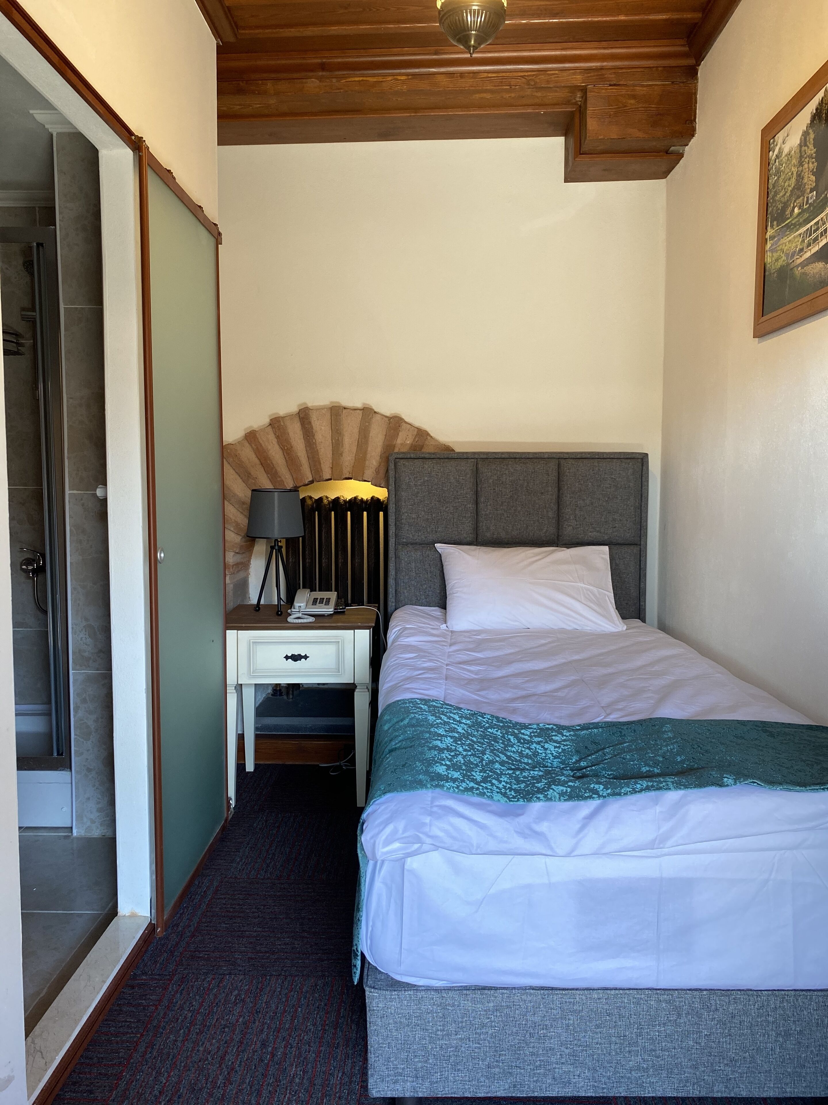 Habitación individual | Decoración personalizada, muebles diferentes y wifi gratis 