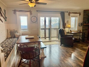 Smart TV, caminetto, libri