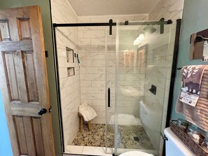 Haartrockner, Handtücher, Toilettenpapier