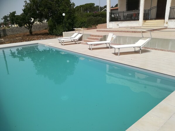 حمّام سباحة خارجي