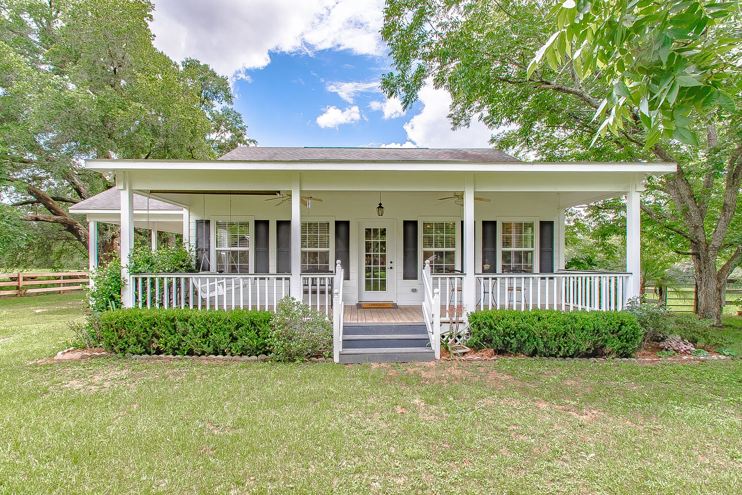 Peaceful Farm Cottage Centrally Located