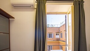An open balcony with a view of neighboring buildings. - CODY'S APARTMENT - HOLIDAY HOME IN ROME  (Roma)
