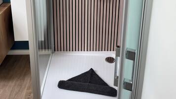 Dusche, Haartrockner, Handtücher, Toilettenpapier
