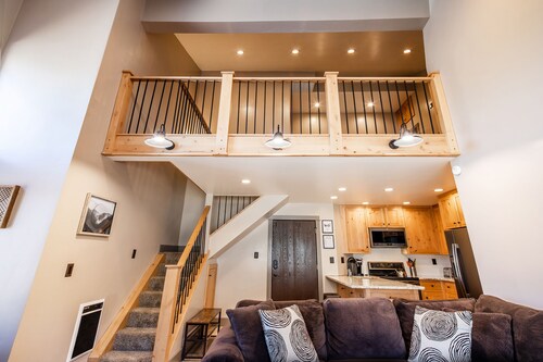 Updated Corner Unit Condo. Next to Giant Steps Ski Lift. 