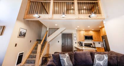 Updated Corner Unit Condo. Next to Giant Steps Ski Lift.