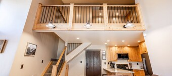 Updated Corner Unit Condo. Next to Giant Steps Ski Lift.