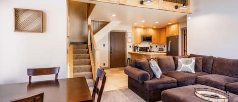 تلفزيون ذكي، مدفأة، كرة قدم الطاولة، تنس طاولة