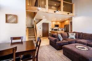 TV connectée, cheminée, baby-foot, table de tennis de table