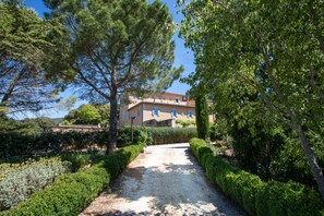 Property grounds - Beautiful manor with swimming pool and orchard facing the Provençal Colorado (Rustrel)