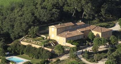 Beautiful manor with swimming pool and orchard facing the Provençal Colorado