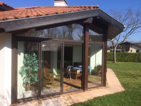 Terrace/patio - Typical modern Landes house with heated swimming pool and Jacuzzi (Lit-et-Mixe)
