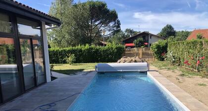 Maison typique landaise moderne avec piscine chauffée et Jacuzzi