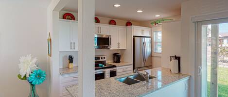 冷蔵庫、電子レンジ、オーブン、コンロ