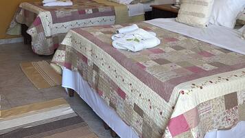 Quarto Triplo Família | Roupas de cama antialérgicas, frigobar, Wi-Fi de cortesia, roupa de cama