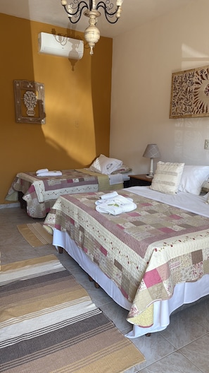 Familie driepersoonskamer | Hypoallergeen beddengoed, een minibar, gratis wifi, beddengoed