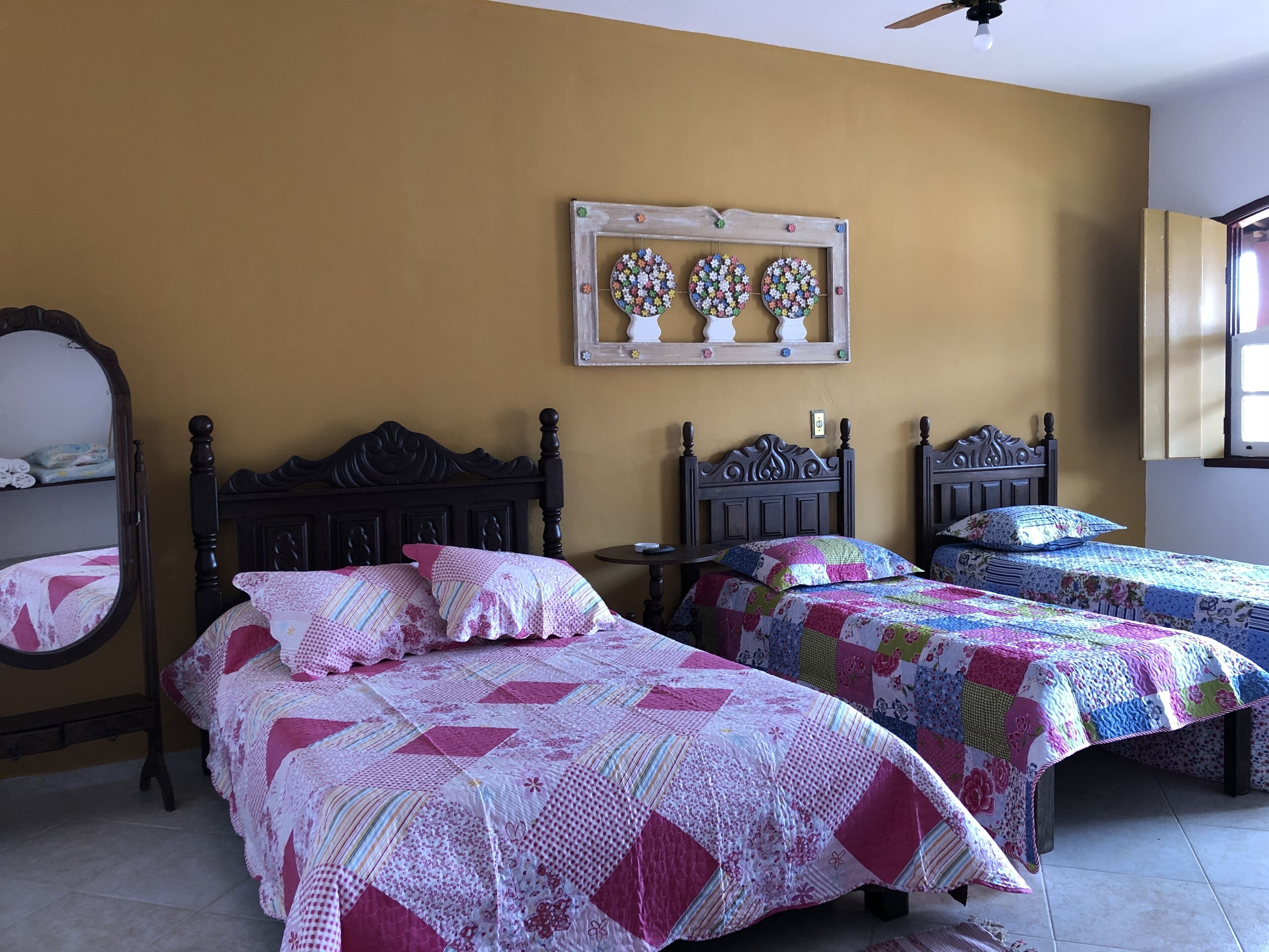 Un dormitorio con dos camas, un espejo y un adorno en la pared.