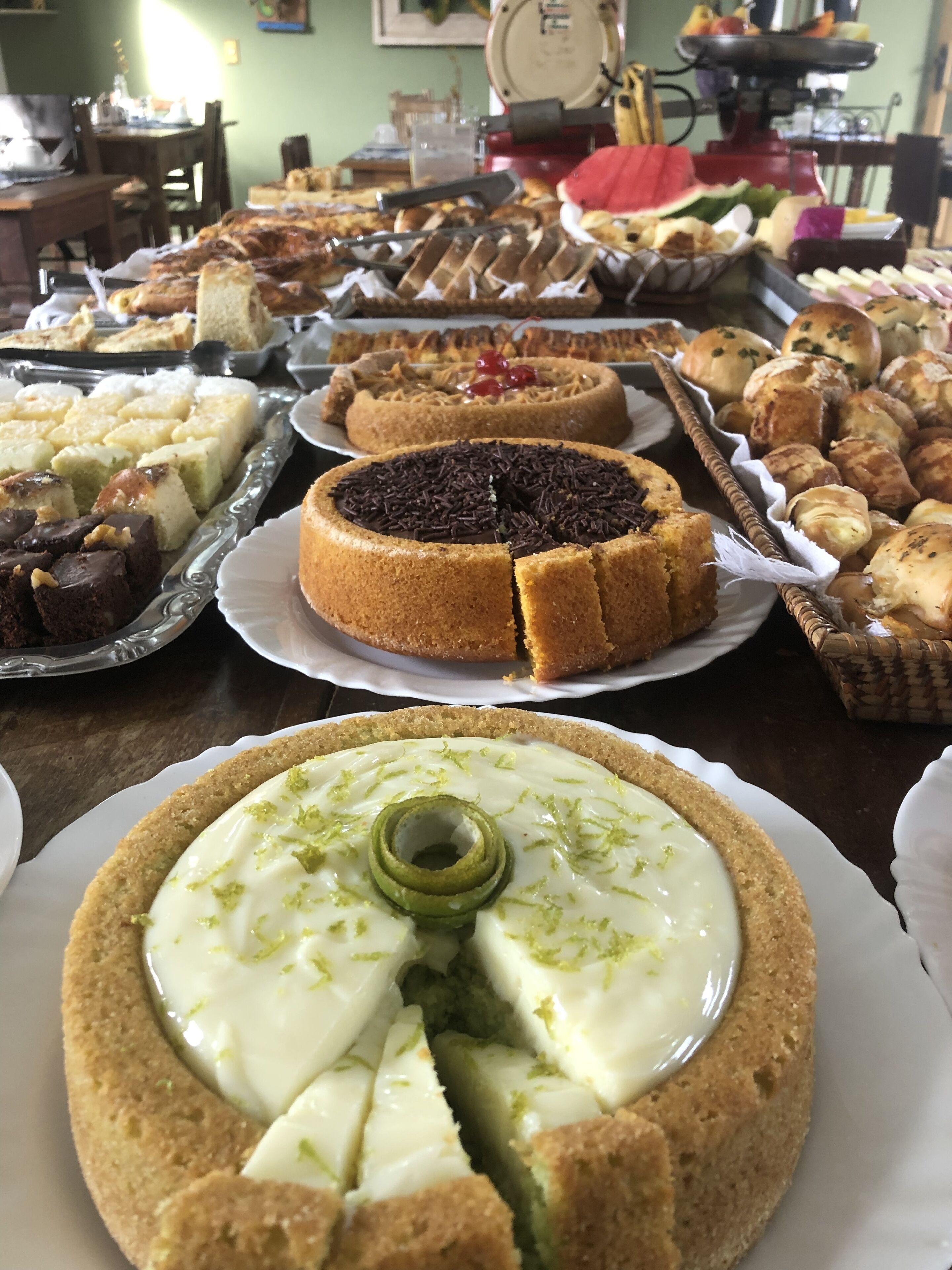 Une variété de desserts est présentée sur la table, notamment des gâteaux et des pâtisseries.