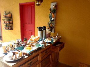 Free daily self-serve breakfast - Pousada Vó Iris (Tiradentes)