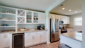 冷蔵庫、電子レンジ、オーブン、コンロ