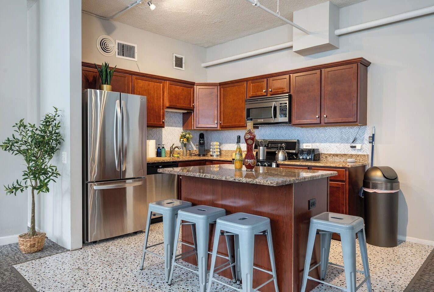 Kjøleskap, mikrobølgeovn, ovn og kokeplater