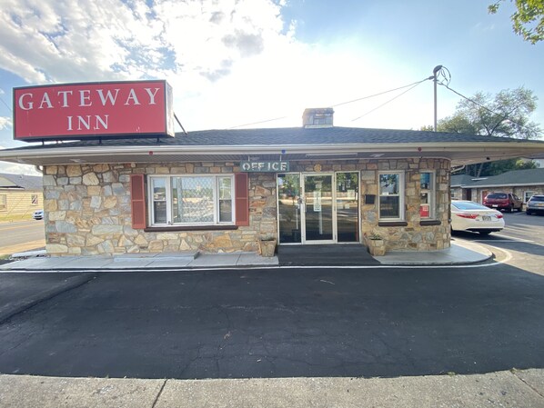 A small stone building with a sign reading "Gateway Inn." It has a glass door entrance and a small awning. - Gateway Inn (Front Royal)