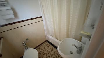 Deluxe Room, 2 Double Beds, Non Smoking | Bathroom | Towels