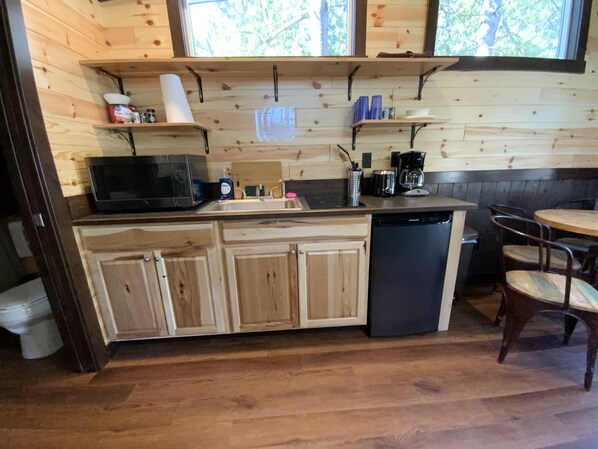 Frigorifero, microonde, piano cottura, macchina per tè/caffè