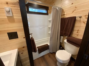 Ensemble douche/baignoire, sĂšche-cheveux, serviettes fournies, savon